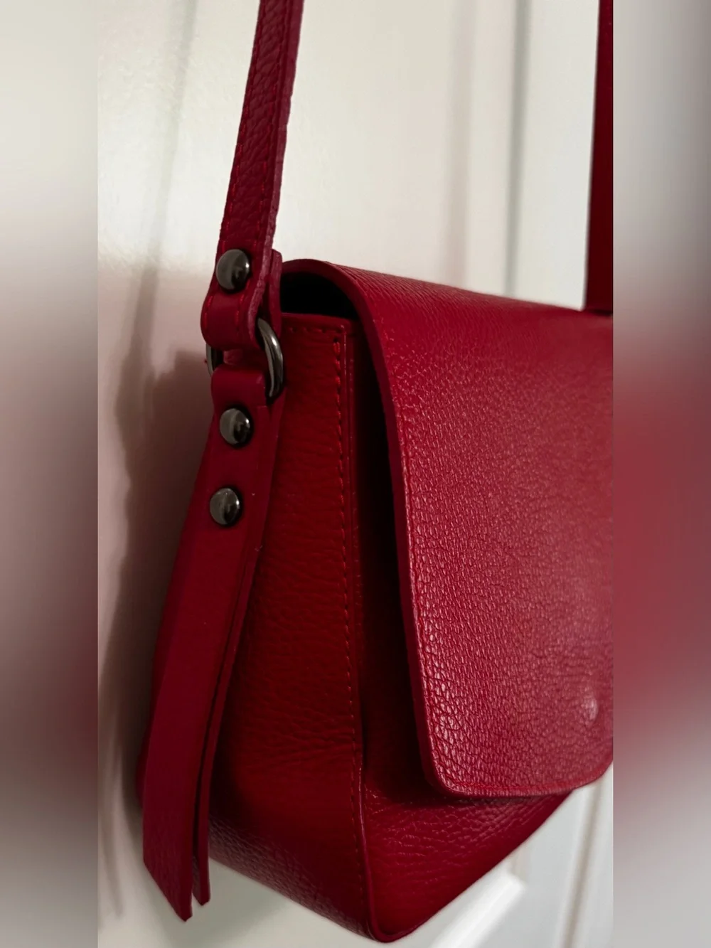 Carla Ferreri Red Pebbled Leather Crossbody Bag Made in Italy Adjustable Strap